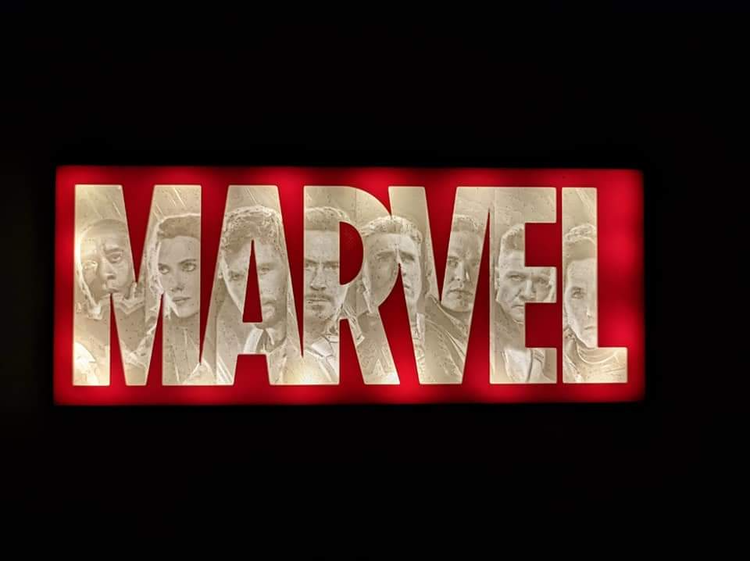تابلو نوری سهبعدی مارول مدل لوگو شخصیتهای Avengers