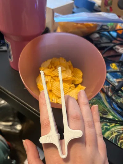چاپستیک انگشتی گیمینگ مدل Snack Finger Clips برای خوردن چیپس و تنقلات بدون کثیف شدن دست