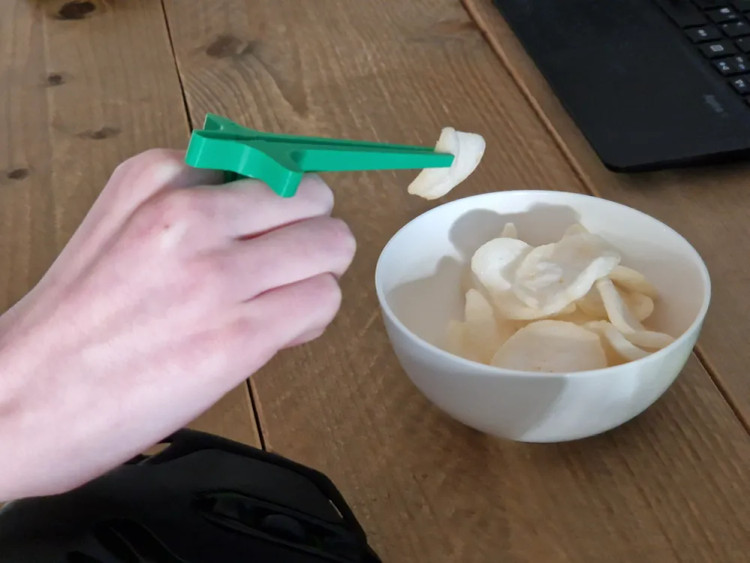 چاپستیک انگشتی گیمینگ مدل Snack Finger Clips برای خوردن چیپس و تنقلات بدون کثیف شدن دست